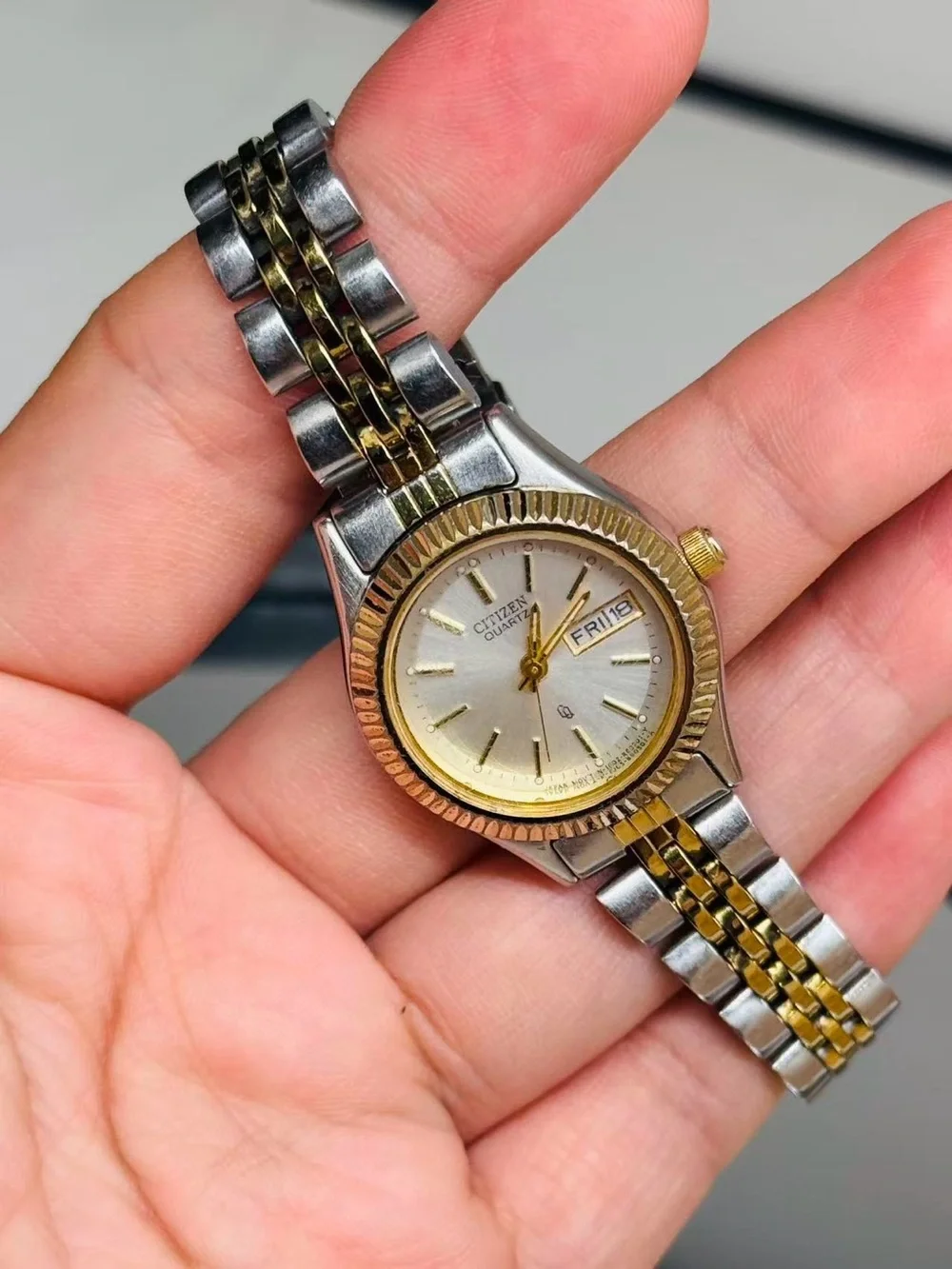 Vintage Citizen Quartz Two-Tone Women Watch Day Date 24mm Japan New Battery Runs